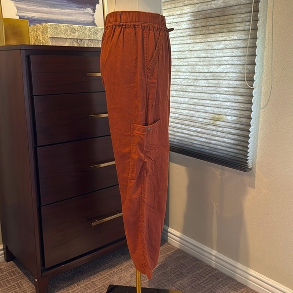 Woman's Melrose and Market Barrel Leg Utility Pants in Rust Sequoia. Size xs - Picture 5 of 8